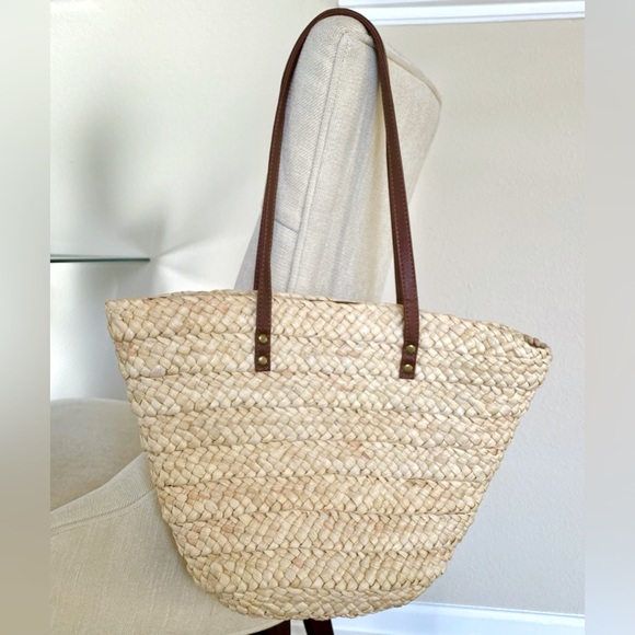 Large Parisian vibe basket straw tote with zipper - Picture 2 of 8